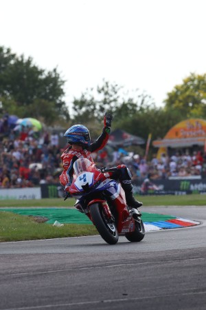 Kennedy is back to winning ways in Supersport as Bridewell extends his championship lead